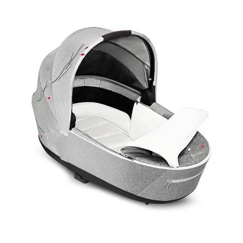 Obrázok znázorňujúci 4v1 Travel System a kompatibilitu s hlbokou vaničkou Priam Lux Carry Cot