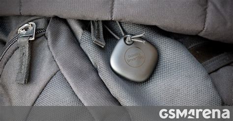 Ilustrácia Samsung SmartTag pripnutý na batohu