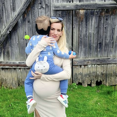 Mamička s dieťaťom a gumičkou vo vlasoch