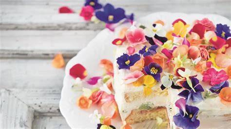Jedlá kvietková torta s marcipánovými detailmi