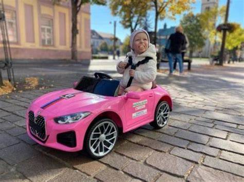 Infografika: Parametre detských elektrických autíčok peg perego (vzdialenosť, výkon, typ pohonu, batéria)