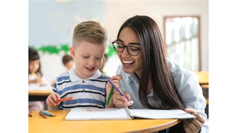 Ilustrácia pedagogického asistenta pomáhajúceho dieťaťu v triede