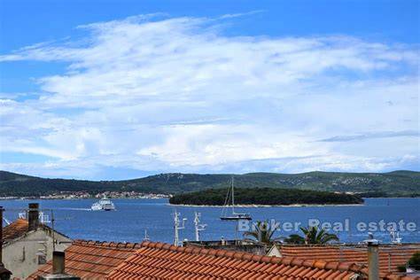 Fotografia Bašky a Vrbnika s výhľadom na more