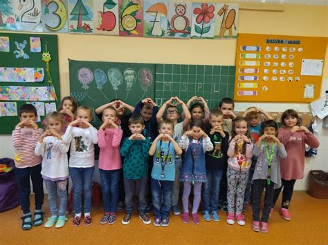 Deti pracujúce na rôznych úlohách v triede