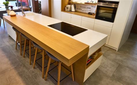 kuchynský ostrovček z prírodných materiálov