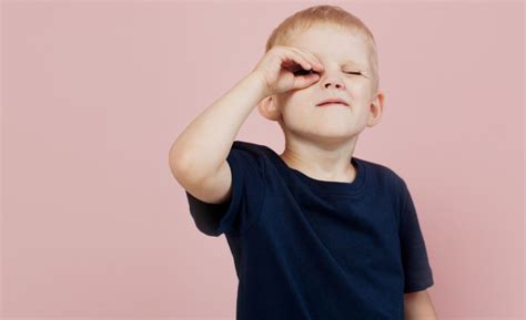 príčiny šúchania očí u detí