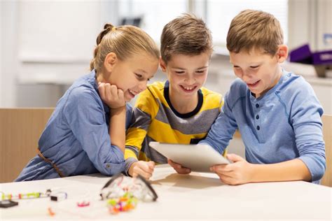dieťa pozerajúce na tablet počas jedla