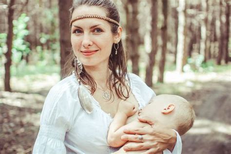 Ilustrácia dojčiacej matky