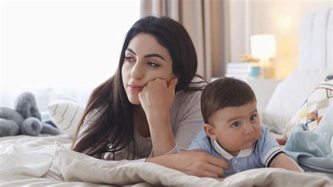 matka dojčí dieťa v posteli