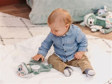 bábätko objíma plyšovú hračku