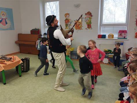 Infografika: Tok prístupu a správy viacerých detí v EduPage