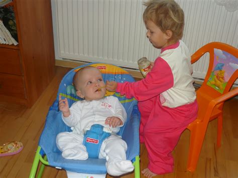 Ako správne držať 4 mesačné dieťa na rukách: podrobný sprievodca pre bezpečné a pohodlné nosenie