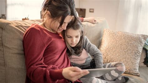 Ilustrácia zobrazujúca rodičov a deti pri používaní technológií