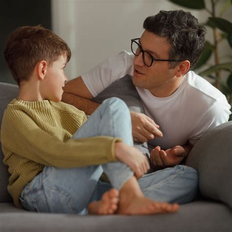 Ilustrácia zobrazujúca otvorenú komunikáciu medzi rodičom a dieťaťom