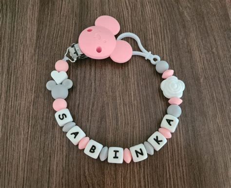 Retiazka na cumlík s menom: Praktický a personalizovaný doplnok pre vaše dieťa