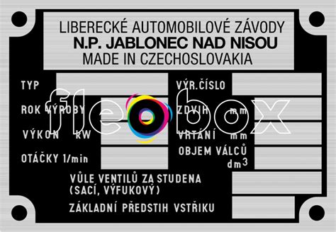 Štítok na autosedačke so štandardnými informáciami (dátum výroby, dátum expirácie, model)
