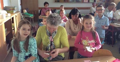Ilustrácia sociálneho pedagóga pracujúceho so žiakmi a rodičmi