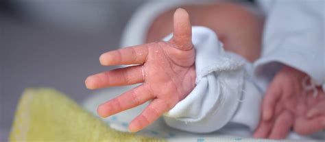 Dieťa rozhadzuje rukami a nohami