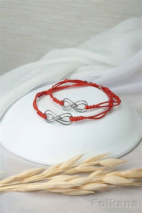 Červené náramky a mašličky - symbolika