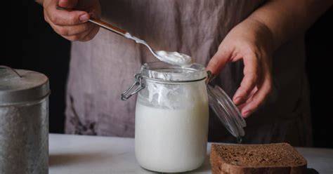 Kreslená schéma: Fermentácia mlieka na kyslé mlieko, jogurt a kefír