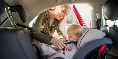 Porovnanie umiestnenia dieťaťa v autosedačke s objemnou bundou a bez nej