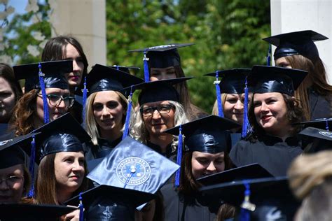 Ilustračná fotografia dieťaťa s diplomom