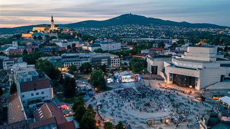 JASLE NITRA BAZOVSKEHO: Komplexná starostlivosť a vývoj detí v mestských jasliach v Nitre