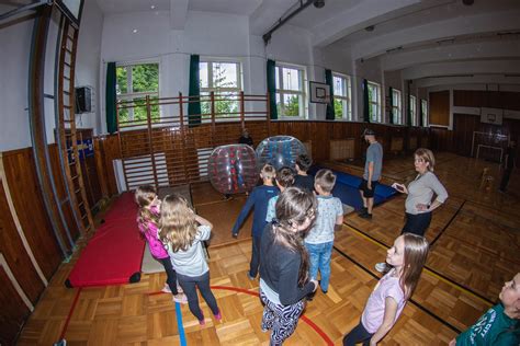 Fotografia z škôlky: usmievajúce sa deti pri tvorivých aktivitách
