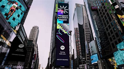 Billboard na Times Square s logom Spotify EQUAL a menom Simona Hegerová