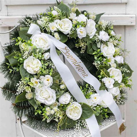 Smútočný veniec z umelých kvetov