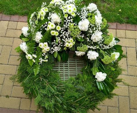 Smútočný veniec zo živej čečiny s ružami a káliami