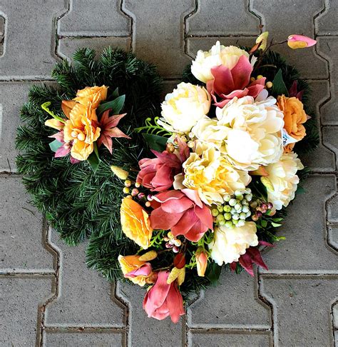 Smútočný veniec v tvare srdca