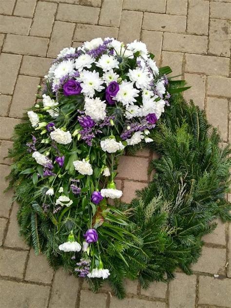 Smútočný veniec s bielymi a fialovými kvetmi