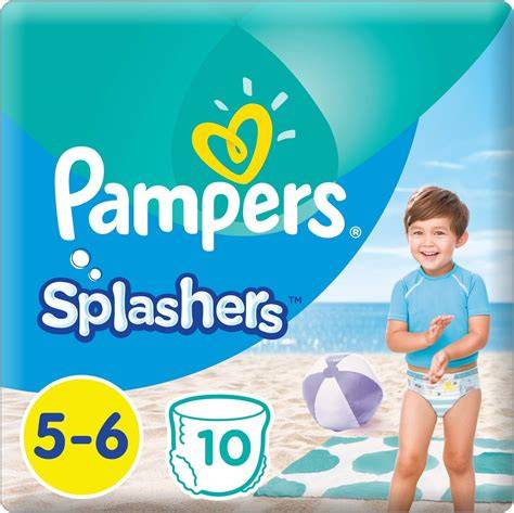 Fotografia plienočiek Pampers Premium Care Pants a Splashers na ruke a vedľa bazéna