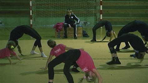 Dieťa cvičí gymnastiku