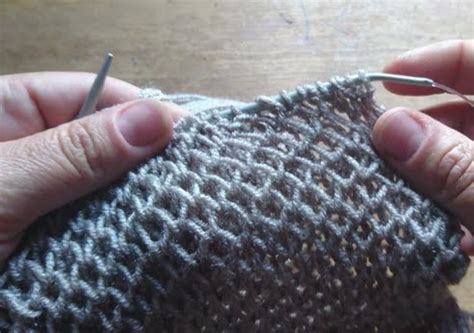 príklad dierky na gombík pri pletení