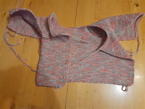 Jednoduchý návod na pletený sveter s kapucňou pre deti