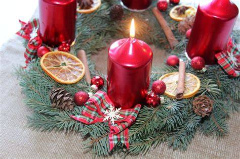 Adventný veniec a vianočné dekorácie na stole