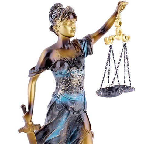 Ilustrácia súdnej siene s váhami spravodlivosti