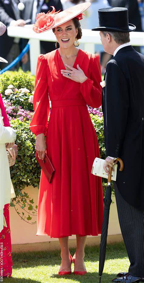 Kráľovská rodina na Royal Ascot: Kate v svetlomodrých šatách od Elie Saan, bruško naznačujúce možné tehotenstvo