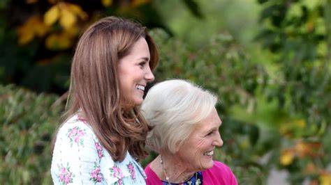 Mary Berry a Kate na spoločnom podujatí, bruško ženy naznačujúce tehotenstvo