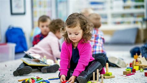 Deti sa hrajú s edukačnými hračkami