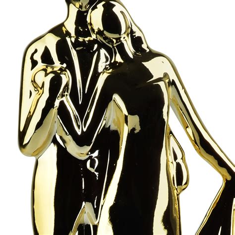 Ilustrácia páru v objatí, symbolizujúca emocionálnu podporu