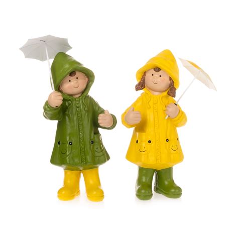 Ilustračná fotka rodiny na prechádzke v daždi s kočíkom prikrytým pláštenkou