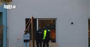 Tragédia v Nemecku: Päťročný chlapec zomrel po páde sklenených dverí v škôlke