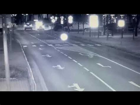 Záznam z bezpečnostnej kamery zobrazujúci muža otvárajúceho dvere