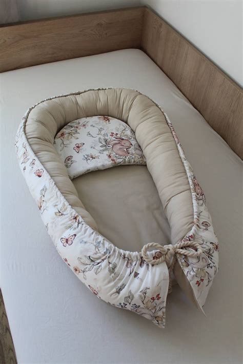 Detail dojčiaceho vankúša pre dvojčatá s dôrazom na jeho tvar a materiál