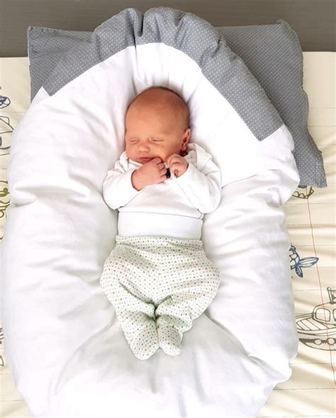 Bábätko spiace v hniezdočku z dojčiaceho vankúša