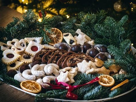 Vianočný stôl plný rôznych druhov koláčov