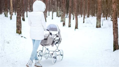 Bábätko na prechádzke v zime